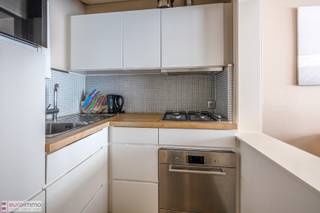 Dit mooi gerenoveerd, gelijkvloers appartement op AAA-ligging is gezellig ingericht & opgedeeld als volgt: inkomhal met afzonderlijk toilet;...