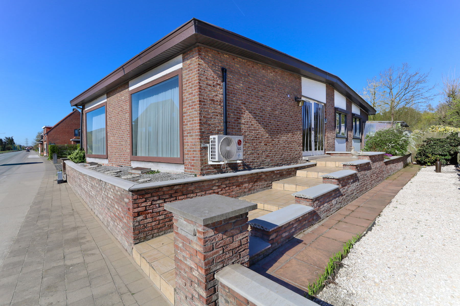 Te renoveren bungalow op uitstekende ligging - foto 2