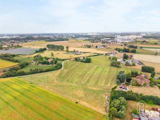 Op een landelijke ligging in Wielsbeke bevindt zich dit ruime perceel landbouwgrond met een totale oppervlakte van maar liefst 24.053 m² (ca. 2,4 hectare).Het perceel biedt een mooie opportuniteit voor landbouwers, investeerders of eigenaars die hun bestaande landbouwgronden wensen uit te breiden. Dankzij de aanzienlijke oppervlakte is de grond geschikt voor diverse agrarische doeleinden, steeds binnen de geldende stedenbouwkundige voorschriften.Een interessant aanbod voor wie op zoek is naar een ruim landbouwperceel in de regio Wielsbeke.Wenst u meer informatie over de ligging, bereikbaarheid of verdere mogelijkheden van deze landbouwgrond? Neem gerust contact met ons op.Te koop via Immo Beguin, jouw vastgoedexpert sinds 2009, met kantoren in Ronse, Waregem, Kortrijk, Deinze, Doornik, Lessines, Moeskroen en Nieuwpoort.Meer info via luna@immobeguin.be