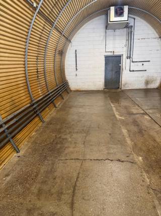<strong>Te huur: Loods - 105 m² - opslag - Beschikbaar vanaf 1 januari 2027</strong><br />Loods/opslagplaats te huur van +- 105 m² voorzien van een manuele poort. De poort is 2,97 m Hoog en heeft een breedte 4,10m.<br />Loods heeft een oppervlakte van 105 m² (5,4 meter breed en 19 meter diep - hoogte 4m). <br />Dit bedrijfspand is te bereiken via een private weg van de Oostrozebekestraat te Ingelmunster, een belangrijke invalsweg en daardoor goed bereikbaar. <br />Geïsoleerde loods, geen verwarming aanwezig. <br />Prijs : 300 € + BTW 21% - maandelijkse facturatie door de eigenaar, Elektriciteit via een tussenteller (jaarlijkse afrekening)