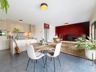 <p>Hartelijk welkom in Bree! Het romantische stadscentrum met haar historische gebouwen bruist van het leven. Je vindt er een kwaliteitsvol winkelaanbod, leuke terrasjes en brasserieën maar ook bekende winkelketens, vele supermarkten en een groot sport- en vrijetijdsaanbod.<br /><br />Dit ruim appartement is gelegen in het centrum van Bree. Het appartement beschikt over een ruime woonkamer met aanliggend de keuken. Verder beschikt u nog over 2 ruime slaapkamers en een badkamer. Ook is er nog berging en een ondergrondse autostandplaats. Het appartement beschikt over 2 terrassen.</p>
<p><strong><u>Troeven</u></strong></p>
<ul><li>Indeling: veel mogelijkheden vanwege de ruime woonkamer en 2 slaapkamers.</li><li>Terras: terras aan voor- en achterzijde.</li><li>Ligging: in het centrum van Bree.</li><li>Parking: u kunt gebruik maken van de ruime ondergrondse parking die bij het appartement hoort.</li></ul>
Gemeenschappelijke kosten: €60,-/maand.<br />BESCHIKBAAR 01 NOVEMBER 2026
<p>Altijd al in Bree willen (blijven) wonen? Vraag je bezichtiging aan via ERA IMPACT. Jessica helpt je graag verder.</p>