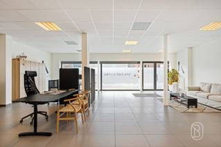 Espace de bureau idéalement situé et appartement confortable Ce bureau spacieux offre de nombreuses possibilités pour diverses activités professionnelles. Il dispose de deux toilettes, d'une kitchenette pratique et de pas moins de 3 places de parking privées, ce qui apporte un confort supplémentaire tant aux collaborateurs qu'aux clients.L'appartement comprend un espace de vie ouvert avec cuisine attenante. Il dispose également de deux chambres, d'une salle de bains avec douche, de toilettes séparées et d'un débarras pratique. Il est en outre doté d'un garage et d'une grande terrasse.