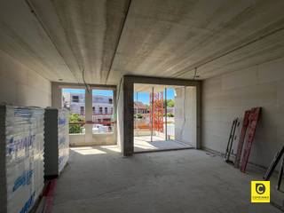 <p><span>In het centrum van Mortsel verrijst het nieuwbouwproject Evergreen!</span></p><p><span> </span></p><p><span>Het project omvat maar liefst 16 energiezuinige, moderne appartementen, verspreid over twee gebouwen rond een ruime en rustige binnentuin.</span><span><br /></span><span>Evergreen is een toonbeeld van duurzaam en comfortabel wonen, waarbij milieuvriendelijke oplossingen centraal staan.</span><span><br /></span><span>Bewoners profiteren hier van een toekomstgerichte leefomgeving die innovatie en leefkwaliteit perfect combineert.</span></p><p><span> </span></p><p><span>Dit appartement met drie slaapkamers en een oppervlakte van ongeveer 110 m² is gelegen op de tweede verdieping van blok A aan de Liersesteenweg 212 in Mortsel.</span></p>