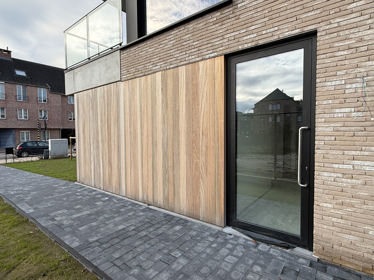 Gelijkvloers 2-slpk appartement met tuin, 2 stpls en een kelder - foto 3
