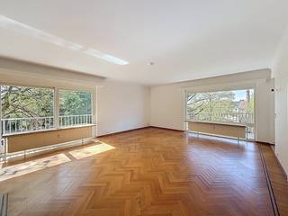 Dit appartement op de Kortrijksesteenweg is ideaal voor wie houdt van ruimte. Een pluspunt zijn de ruime kamers en het hoge plafond in het appartement, wat een heel open en vrij gevoel geeft zodra je binnenstapt.<br /><br />Met drie volwaardige slaapkamers en twee badkamers is de indeling bovendien heel praktisch. Een grote troef is het terras aan de achterzijde, waar je uitkijkt op een grote, gedeelde tuin. Het is daar verrassend rustig, ook al woon je op een toplocatie. Je zit hier namelijk overal dichtbij: het centrum van Gent is vlakbij en je bent met de auto binnen een minuut op de belangrijkste invalswegen.<br /><br />Indeling van het appartement:<br />Inkomhal - woonkamer - eetkamer - keuken - 3 slaapkamers - 2 badkamers - toilet - dressing - berging - ruim terras<br /><br />Praktische info:<br />- Gemeenschappelijke kosten + verbruik water: 185,00 EUR/maand (provisie)<br />- Voorschot privatief verbruik verwarming: 100,00 EUR/maand (provisie)<br />- Ondergrondse autostaanplaats bij te huren aan 100,00 EUR/maand<br /><br />Onmiddellijk beschikbaar!