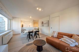 <p>Cet appartement d'angle au troisième étage se trouve à quelques pas de la Lippenslaan et à une courte distance de la Digue et de la Place Rubens.</p>
<p>L'appartement est meublé.<br /><br />Disposition : entrée avec débarras (lave-linge et sèche-linge), toilettes invités et vestiaire. Le salon est très lumineux et se compose d'un coin salon, d'un coin repas et d'une cuisine entièrement ouverte. Il y a 1 chambre avec un lit superposé pliable et 1 chambre pour lit double. La salle d'eau avec une grande douche à l'italienne est accessible par le couloir.<br /><br />Cave privée dans l'immeuble.</p>