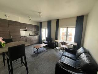 Compacte gemeubelde studio op een toplocatie aan het Barricadenplein. Inkomhal met vestiaire. Leefruimte met open keuken. Slaaphoek en badkamer...