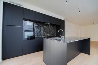 Deze aangename woning van 146 m² bevindt zich op een rustige locatie vlak bij Gent-Zuid. U betreedt de woning via een ruime inkomhal met een...