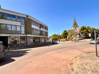Een kantoorruimte op een absolute <strong>toplocatie </strong>in het hart van Zutendaal.<br />Deze ruimte bevindt zich op <strong>de meest zichtbare plaats</strong> in het centrum, waar dagelijks veel verkeer passeert, ideaal voor wie op zoek is naar <strong>maximale zichtbaarheid</strong> voor zijn onderneming.<br />Dankzij de <strong>uitstekende verbindingen</strong> met omliggende gemeentes is het kantoor bovendien <strong>vlot bereikbaar</strong>, zowel voor klanten als medewerkers.<br />De ruimte geniet van veel natuurlijke lichtinval, wat niet alleen een aangename werksfeer creëert maar ook bijdraagt aan een <strong>professionele uitstraling.</strong><br />Met zijn grote potentieel en flexibele indelingsmogelijkheden biedt dit kantoor je de unieke kans om alles volledig naar jouw hand te zetten.<br />Kortom: een ideale plek om jouw zaak te laten groeien.