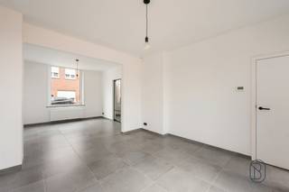 Instapklare, charmante gezinswoning met 2slaapkamers en terras. <br /><br />Op zoek naar een stijlvolle woning waar u meteen uw intrek kan nemen?<br />Deze woning werd volledig gerenoveerd in 2024 en is centraal gelegen in Kuurne, in de nabijheid van scholen, winkels en openbaar vervoer.<br /><br />INDELING: inkom, aangename lichtrijke leefruimte met aanpalende volledig uitgeruste maatkeuken met kwalitatieve SMEG-toestellen. Verder vindt u op het gelijkvloers een praktische berging/wasplaats en een apart gastentoilet.<br />Op de eerste verdieping bevinden zich de overloop, ruime badkamer (dubbele lavabo, bad en douche) en een eerste grote slaapkamer.<br />De tweede verdieping werd ingericht als een extra ruime slaapkamer, ideaal als master bedroom.<br /><br />TROEVEN: Instapklaar, volledig gerenoveerd (2024), op maat gemaakte keuken, zonnepanelen, centrale verwarming op aardgas, dubbele beglazing, conforme elektriciteit, centraal gelegen, afgewerkt met kwalitatieve materialen.<br /><br />Kortom: een perfecte combinatie van charme, comfort en een centrale ligging!<br />Interesse? <br />Contacteer Immo Beguin voor een bezoek ter plaatse: tessa@immobeguin.be