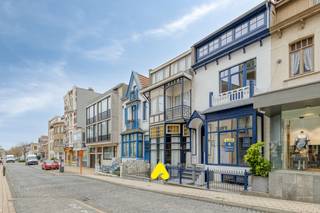 Cette maison entièrement rénovée et prête à emménager est idéalement située à seulement 20 mètres de la Zeelaan, à proximité immédiate de la Grand-Place et à distance de marche de la plage.<br /><br /><strong>DISPOSITION :</strong>
<ul>
	<li><strong>Rez-de-chaussée :</strong> La maison comprend un spacieux séjour. La cuisine entièrement rénovée et équipée de tous les appareils est aménagée avec un élégant carrelage en céramique. Toilette séparée.<br /> </li>
	<li><strong>Premier étage :</strong> Deux chambres complètes. Salle de bains équipée d’une douche à l’italienne, d’un double meuble lavabo et d’un radiateur sèche-serviettes.<br /> </li>
	<li><strong>Deuxième étage :</strong> Deux chambres spacieuses. Deuxième salle de bains avec douche à l’italienne, meuble lavabo et toilette.<br /> </li>
	<li><strong>Sous-sol :</strong> Nombreuses possibilités, telles que local à vélos ou espace de détente, …</li>
</ul>
<br /><strong>ATOUTS :</strong>

<ul>
	<li>Nouvelle toiture avec isolation</li>
	<li>Nouvelles menuiseries extérieures</li>
	<li>Électricité conforme</li>
	<li>Situation centrale</li>
</ul>