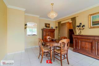 IGL stelt u dit  mooi appartement in goede staat voor te Anderlecht met prachtig zicht op het kanaal.<br /><br />Gelegen op het 4e verdiep, bestaat het appartement uit een inkomhal met ingebouwde kaste, een lichtrijke woonkamer en een afgesloten, ingerichte keuken. De 2  ruime slaapkamers en ingerichte badkamer zijn bereikbaar via een handige nachthal. Over de hele lengte van het terras beschikt men over een Zuidgeoriënteerd terras met knap zicht op Anderlecht kanaal met zijn fijne wandel- &amp; fietszone.<br /><br />Supplementair kan een inpandige garage aangekocht worden aan €30.000,00<br /><br />Het appartement is bevindt zich in een netjes onderhouden mede-eigendom en is gelegen op wandelafstand van Metro Veeweyde, met winkels, scholen en openbaar vervoer in directe nabijheid. Door zijn strategische ligging nabij de verkeersas Anderlecht Industrie, is het appartement zeer makkelijk bereikbaar per auto en bevindt men zich op amper 5 minuten van de R0.<br />De recent aangelegde fietssnelweg tussen Brussel-Zuid en Halle zorgen ervoor dat u zich ook hier makkkelijk kan verplaatsen.<br /><br />Op heden bedragen de lasten bedragen +/-300€ maand, hierin zitten alle kosten voor verwarming, water, onderhoud en verbruik van de gemene delen, syndicus en lift inbegrepen.<br /><br />Bent u op zoek naar een leuk appartement met mooi zicht? Contacteer ons dan voor een bezichtiging via telefoon 02 378 04 44 of via mail info@immogrootleeuw.be!