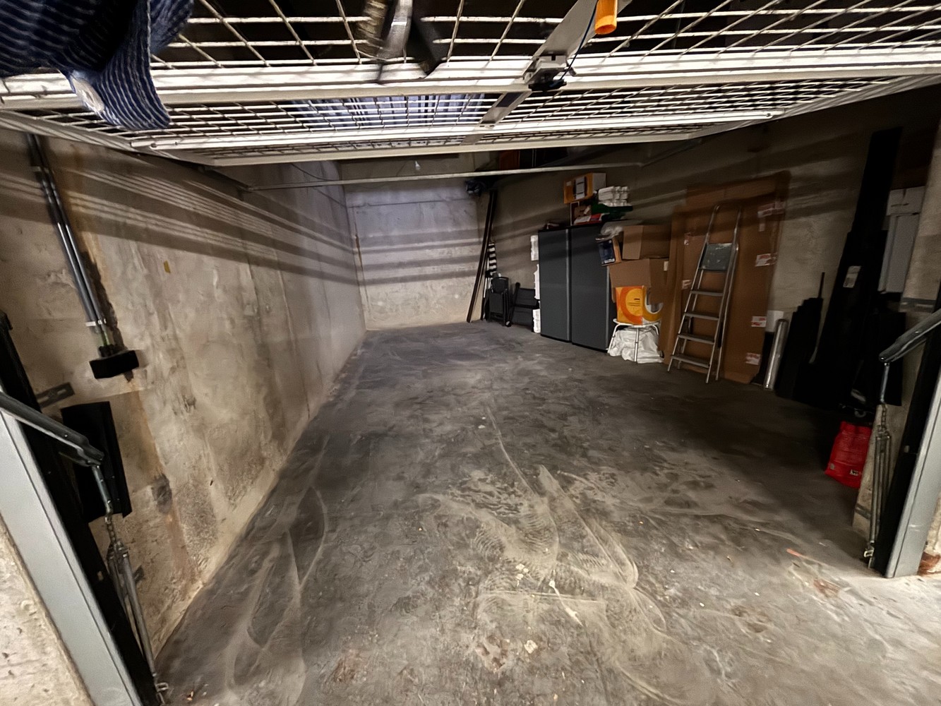 Exceptionally spacious garage box located in a recent residence near the Zeedijk in Ostend! - photo 1