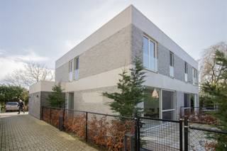 <p><span>Nieuwbouwwoning HOB met 2 tot 3 slaapkamers met luxueuze afwerking.</span><span> </span></p><p><span> </span></p><p><span>Lees BIJZONDERHEDEN onderaan! </span></p><p><span>EPC= -13 dus A+ dus 5 jaar vrijstelling van kadastrale belasting (OV). </span></p><p><span>6 % BTW i.p.v. 21 %! </span></p><p><span> </span></p><p><span>Gelijkvloers</span><span>: </span></p><p><span>Inkomhal met apart toilet. </span></p><p><span>Woonkamer van 37 m² op keramische tegel, met uitzicht op de tuin. </span></p><p><span>Halfopen volledige geïnstalleerde keuken van 14 m² op keramische tegel voorzien van: </span></p><p><span>- anti-bacterieel Corian werkblad met naadloze opstand </span></p><p><span>- Bora kookdampvlak </span></p><p><span>- combi/microgolfoven </span></p><p><span>- vaatwasmachine </span></p><p><span>- koelkast </span></p><p><span>Wasplaats. </span></p><p><span> </span></p><p><span>1ste verdieping</span><span>: </span></p><p><span>Nachthal met apart toilet. </span></p><p><span>2 slaapkamers, om te bouwen naar 3 slaapkamers: </span></p><p><span>- slaapkamer 1 van 23 m², ruim om te verdelen in 2 slaapkamers en/of dressing </span></p><p><span>- slaapkamer 2 van 10 m² </span></p><p><span>Badkamer van 9 m² met ligbad, inloopdouche en (nog zelf te kiezen) meubel met wastafel. </span></p><p><span>Berging/technische ruimte. </span></p><p><span> </span></p><p><span>Terras van 20 m². </span></p><p><span> </span></p><p><span>Ondergrondse parkeerplaats en ruime kelderberging van 12 m² verplicht aan te kopen (aan 6%), kabel voor oplader is reeds geplaatst. </span></p><p><span> </span></p><p><span>BIJZONDERHEDEN: </span></p><p><span>Eigen drinkwaterinstallatie! </span></p><p><span>Zonnepanelen van 6.500 kW. </span></p><p><span>Warmtepomp. </span></p><p><span>Vloerverwarming/passieve koeling. </span></p><p><span>Lage gemeenschappelijke kosten. </span></p><p><span>Anyway doors. </span></p><p><span>Inbraakwerend glas. </span></p><p><span>Verluchtingstype D, pre domotica elektrische installatie. </span></p><p><span>Centraal stofzuigsysteem. </span></p><p><span> </span></p><p><span>Stedenbouwkundige inlichtingen: vergunning aanwezig, geen verkavelingsvergunning, geen voorkooprecht, geen maatschappelijke herstelmaatregel opgelegd, woongebied. </span></p>