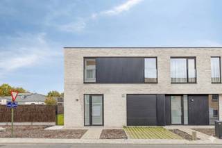 Nabij centrum Emelgem, deelgemeente van Izegem, vinden we dit instapklaar huis terug. Deze nieuwbouwwoning is voorzien van het moderne comfort en voldoet aan de strenge energienormen. Het huis geniet van zeer ruime slaapkamers en een ruimte tuin.Koop vandaag en verhuis morgen!Indeling van het huis:Gelijkvloers- inkomhal met gastentoitelt- woonkamer met zit- en eetplaats- volledig uitgeruste open keuken- ruime berging/wasplaats- inpandige garage met berging onder de trapEerste verdieping- nachthal - drie ruime slaapkamers- volledig uitgeruste badkamer - apart toiletTuin- aangelegd met gras- terrasTroeven van het huis:- moderne comfort aanwezig- mogelijkheid om aan te kopen aan 6% btw!- zonnepanelen in begrepen- alle voorzieningen dichtbijBen je op zoek naar een instapklaar huis met het moderne comfort in Izegem? Neem dan vandaag nog contact op voor meer informatie!