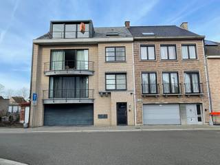 Welkom in Aarschot! Dit ruime en lichtrijke penthouse-appartement is gelegen op de bovenste verdieping van een kleinschalige residentie in het hart van Aarschot. De ligging is centraal en toch rustig, met scholen, winkels en openbaar vervoer in de nabijheid. Dankzij de ligging op het bovenste verdiep en de grote raampartijen, geniet het appartement van een overvloed aan natuurlijk licht en een aangenaam open gevoel. <br /><br />De leefruimte met open keuken voelt enorm ruim aan en heeft een schitterend uitzicht over de stad. De keuken beschikt over een kookvuur met dampkap, een dubbele spoelbak en een overvloed aan kastruimte. Aangrenzend vinden we nog een berging/technische ruimte, ideaal voor het stockeren van extra voorraad.<br /><br />De twee slaapkamers zijn beiden ruim en voorzien van een Velux dakraam. De badkamer beschikt over een dubbele lavabo en een ligbad, ideaal om te ontspannen na een drukke dag. Het appartement beschikt verder nog over een afzonderlijk toilet.<br /><br />Extra troef is de ruime kelderverdieping met aansluitingen voor wasmachine en droogkast, voldoende stockageruimte en plaats voor vuilbakken. Daarnaast beschikt het appartement over een klein zuidgericht terras/balkon.<br /><br />Het appartement is onmiddellijk beschikbaar, de huurprijs bedraagt €950 per maand en er zijn geen gemeenschappelijke kosten.<br /><br />Benieuwd? Boek snel een afspraak met Thomas via thomas@sophimo.be of +32 499 22 99 24