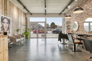 In an excellent location opposite the station of Aalter is this ground floor commercial property of 87 m². Thanks to the large windows and...