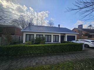 Deze op te frisse woning is gelegen op een perceel van 850 m² in een zeer rustige wijk nabij het centrum van Sint-Job-in-'t-Goor.De woning is als...
