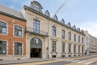 In een prachtig totaalrenovatie-project van 18de eeuws erfgoed aan de Brusselsestraat in het centrum van Leuven, is deze 22m² ruime en rustig gelegen co-housing kamer. <br /><br />De volledig gemeubelde kamer beschikt over een inpandige private douchekamer met lavabo en toilet, en is tevens voorzien van persoonlijke koelkast. <br />Verder staat een ruime gemeenschappelijke keuken ter beschikking met individuele lockers evenals een volledig uitgeruste keuken met 3 maal 2 kookplaten, koelkast, diepvriezer en combi-oven. Alsook een gezamelijk terras, tuin en ruime bemeubelde leefruimte. <br />Er is tevens een overdekte fietsenstalling. Kwalitatieve afwerking in lijn met de laatste normen.<br /><br />De kamer kan gebruikt worden voor eigen bewoning maar ook als investering, de verhuur kan u zelf doen of full service via Coloc housing. <br />Volledige ontzorging bij de verhuur en schoonmaak zijn inbegrepen. Huurprijs ligt rond de 675 euro exclusief kosten. <br /><br />Verwarming is met warmtepomp/grondboring.