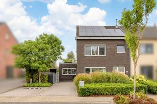 Ruime en energiezuinige gezinswoning met 4 slaapkamers en grote tuin<br /><br />Deze verzorgde halfopen bebouwing combineert 207 m² bewoonbare oppervlakte met een ruim perceel van 638 m² en een grote, volwaardige tuin.<br /><br />Op het gelijkvloers vindt u een lichtrijke leefruimte met open keuken en rechtstreeks contact met de tuin. Daarnaast zijn er een praktische berging/wasplaats, apart toilet en een volwaardig bureau, ideaal voor thuiswerk.<br /><br />Op de eerste verdieping bevinden zich drie ruime slaapkamers, waaronder een master bedroom met dressing. Twee slaapkamers met eigen lavabo: geen ochtendfile aan de badkamer.<br />De badkamer is uitgerust met ligbad en douche.<br />De volledig afgewerkte bovenverdieping biedt een vierde ruime slaapkamer en kan ook dienen als hobby-, speel- of werkruimte.<br /><br />De woning is energiezuinig en toekomstgericht met EPC A (81 kWh/m²), zonnepanelen, thuisbatterij, laadpaal en warmtepomp/airconditioning.<br />De helft van de zonnepanelen geniet nog van groenestroomcertificaten.<br /><br />Er zijn 3 ruime parkeerplaatsen voor de woning met laadpaal.<br /><br />De ruime tuin is een belangrijke troef: veel bruikbare buitenruimte met plaats voor groen, verschillende zithoeken en ontspanning.<br />Ook aanwezig zijn een serre en een afgesloten fietsenberging.<br /><br />Mobiscore 8,7 · bushalte op 250 m · station Temse op 1,5 km · E17 op 5 minuten.<br /><br />Gebouwd in 2006 en doorheen de jaren zorgvuldig onderhouden en verder uitgerust.<br /><br />Een ruime en energiezuinige gezinswoning waar wooncomfort, praktische indeling en een echte tuin mooi samenkomen.<br /><br />Wens je de woning te bezoeken?<br />Neem dan contact op via info@bellestate.be of 052 46 01 01.