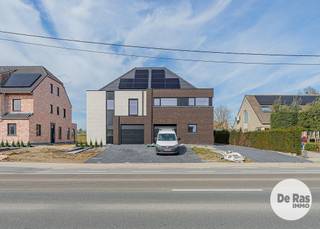 HELDERGEM - Deze prachtige en tijdloze nieuwbouwwoning kunt u vinden op de verbindingsweg tussen Haaltert en Heldergem. De woning werd gebouwd met oog voor detail en afgewerkt met kwalitatieve materialen, waardoor comfort en stijl hier naadloos samenkomen. Bovendien is deze woning bijzonder energiezuinig dankzij vloerverwarming, een warmtepomp, zonnepanelen, een ventilatiesysteem en hoogrendementsglas. <br /><br />Bij het betreden van de woning komt u terecht in een verzorgde inkomhal met gastentoilet. Vanuit de hal heeft u toegang tot de praktische berging/wasruimte en de ruime inpandige garage. Verder leidt de woning u naar de lichtrijke leefruimte, waar grote raampartijen zorgen voor een mooie verbinding met de tuin. De open, volledig uitgeruste keuken is de ideale plek om samen te genieten met familie en vrienden.<br /><br />De leefruimte geeft uit op een aangelegd terras en de tuin, waar u in alle rust kan ontspannen en genieten. Daarnaast is er voldoende parkeergelegenheid voorzien, wat het wooncomfort extra versterkt.<br /><br />Op de eerste verdieping bevinden zich, naast de nachthal en een apart toilet, een douchekamer en drie volwaardige slaapkamers. De master bedroom beschikt over een ensuite badkamer, uitgerust met alle moderne voorzieningen.<br /><br />Een extra troef is de volledig afgewerkte zolder, bereikbaar via een vaste trap. Deze veelzijdige ruimte kan perfect dienen als extra slaapkamer, bureau, hobbyruimte of speelkamer.<br /><br />Ook de ligging is een belangrijk pluspunt: centraal en vlot bereikbaar, met invalswegen, openbaar vervoer en scholen in de nabije omgeving. U geniet hier van een aangename woonomgeving zonder in te boeten aan bereikbaarheid.<br /><br />Kortom, bent u op zoek naar een ruime, energiezuinige woning met alle hedendaags comfort? Aarzel dan niet en plan vandaag nog uw bezoek.<br /><br />Aankoop onder gesplitst stelsel:<br />Grondwaarde: €140.000 (registratierechten 12%)<br />Constructiewaarde: €355.000 (21% BTW )<br />Totaal incl. btw, excl. kosten en excl. notariskosten: €586.350,00