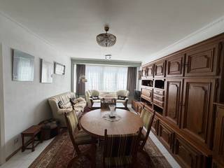 Dit volledig gemeubelde appartement met 2 slaapkamers beschikt daarnaast ook over een praktische indeling en een klassieke inrichting. De maandelijkse huurprijs bedraagt € 1.100, aangevuld met een voorschot van € 50 per maand voor de algemene onkosten en € 75 per maand voor de verwarming. Daarnaast is er een garagebox die verplicht mee gehuurd dient te worden voor € 100 per maand. Het appartement is beschikbaar vanaf 01/10/2026. Ben je geïnteresseerd in dit pand te huur in Oostende? Ga naar de website www.dermul.be, klik op het pand dat je wenst te huren. Via de knop "ik heb interesse" vragen we u kort een profiel in te vullen. Daarna nemen we contact op voor een bezoek. Telefonisch kunnen er geen afspraken gemaakt worden.