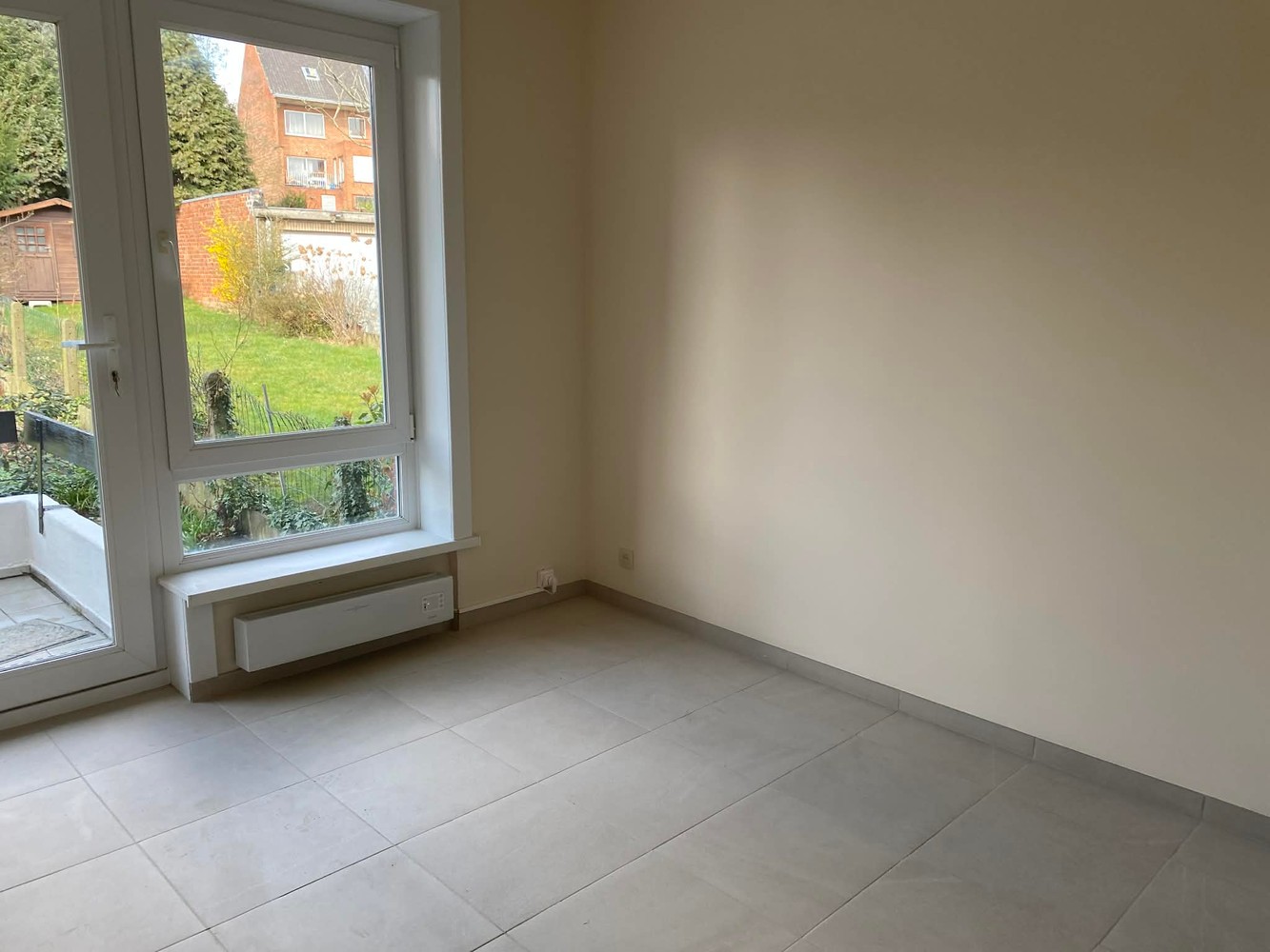 Te huur: Ruim 2-slaapkamerappartement met grote tuin in Drogenbos - foto 4