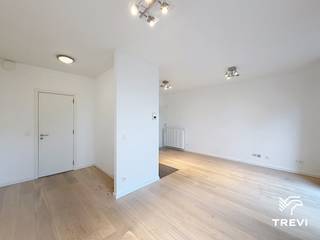 <p><strong>ETTERBEEK </strong>– In de Europese wijk, nabij alle Europese instellingen, openbaar vervoer en winkels, in het project “Belview”, studio met slaaphoek, NIET-GEMEUBILEERD, van ±47 m² bewoonbare oppervlakte, gelegen op de 3e verdieping met lift. De studio bestaat uit: inkomhal, toilet, technische ruimte, volledig uitgeruste keuken (oven, kookplaten, dampkap, koelkast, diepvriezer en vaatwasser), living ±15 m², slaaphoek ±8 m², doucheruimte met wasmachine en droogkast, kelder nr. 30 en parkeerplaats nr. 43, niet verplicht, aan een bijkomende huurprijs van 135€/maand. Kosten: 175€/maand – forfait van 100€/maand voor de gemeenschappelijke delen en een provisie van 75€/maand voor warm water en verwarming. Eenmalige verhuisvergoeding van 50€ en 90€/jaar voor de afstand van verhaal-verzekering. EPC : C-. Beschikbaar vanaf 22/09/2026.</p>
<p></p>
<p><u>Op de 3e verdieping met lift</u> :</p>
<ul>
<li>Inkomhal</li>
<li>Toilet</li>
<li>Technische ruimte</li>
<li>Volledig uitgeruste keuken (oven, kookplaten, dampkap, koelkast, diepvriezer en vaatwasser)</li>
<li>Living ±15 m²</li>
<li>Slaaphoek ±8 m²</li>
<li>Doucheruimte met wasmachine en droogkast</li>
</ul>
<p></p>
<p>Kelder nr. 30 en parkeerplaats nr. 43, niet verplicht, aan een bijkomende huurprijs van 135€/maand.</p>
