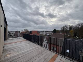 Ligging & gebouwDit recent opgeleverd penthouse geniet een uitstekende ligging en bevindt zich in een modern gebouw gebouwd volgens de strenge...