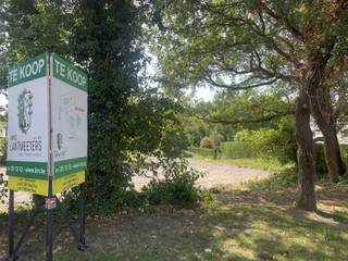 Residentieel gelegen bouwgrond In de wijk Bret-Gelieren, nabij Kattevenia en het ZOL.Dit bouwrijp perceel van 10a07ca en een straatbreedte van 18m...