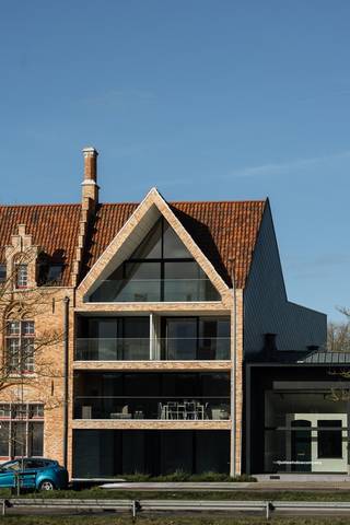 Na jaren van leegstand kreeg het hoekgebouw langs de Sint-Pieterskaai intussen een nieuw leven. Wat ooit het vertrouwde politiecommissariaat was, werd intussen omgevormd tot een uniek woonproject dat geschiedenis en modern wooncomfort op harmonieuze wijze samenbrengt. In dit karaktervolle pand worden 6 stijlvolle appartementen en 3 aantrekkelijke handelsruimtes gerealiseerd, elk met een eigen indeling en uitstraling. De appartementen zijn ontworpen met respect voor het verleden en worden afgewerkt met hoogwaardige materialen die de authentieke sfeer van het gebouw versterken. De appartementen beschikken over een ruim privaat terras met diverse zichten en oriëntaties.<br /><br />Appartement A6 wordt als volgt ingedeeld: ruime inkomhal met apart gastentoilet, ruime open keuken volledig voorzien van maatwerk, lichtrijke leefruimte met directe toegang tot het terras en prachtig zicht. Het appartement beschikt over 3 volwaardige slaapkamers en een ruime badkamer met inloopdouche, dubbele wastafel en extra toilet. Er is tevens een ruime technische bergruimte en een bijkomende zolderruimte die eveneens als berging kan dienen. <br />In de ondergrondse parkeergarage, te bereiken met autolift, bevinden zich parkeerplaatsen en kelderbergingen.<br /><br /><strong>Enkele troeven van dit appartement:</strong>
<ul>
<li>Uniek appartement op een boogscheut van centrum Brugge;</li>
<li>Energiezuinig met 50% korting gedurende 5 jaar op de onroerende voorheffing; </li>
<li>Prachtige raampartij met een lengte maar liefst 8m;</li>
<li>3 ruime slaapkamers;</li>
<li>Ruim terras van 19,58 m² met prachtig zicht;</li>
<li>Volledig afgewerkt, geschilderd en voorzien van verlichting. </li>
</ul>
<br />Op zoek naar een woonst met ziel dat zowel historiek als toekomst ademt?<br />Dan nodigen we u van harte uit om de mogelijkheden te ontdekken en een afspraak in te plannen.<br />