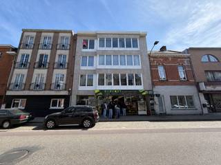 Appartement gelegen op wandelafstand van het station van Geel!<br /><br />Dit pand bestaat uit:<br />- Inkom<br />- Ruime woonkamer<br />- Volledig ingerichte keuken<br />- Berging<br />- Badkamer met lavabo en douche<br />- 2 Slaapkamers<br />- Terras<br />- Garage<br /><br />Extra:<br />- Lift aanwezig in het gebouw!<br />- Leefruimte en slaapkamers zijn voorzien van airco!<br />- Huurprijs: 760 euro/maand, geen maandelijkse kost, enkel 2 keer per jaar afrekening onderhoud lift.<br />- Het appartement is onmiddellijk beschikbaar!<br /><br />Uitsluitend via onze website www.vastengoed.be kan u een bezichtiging inplannen op de vooropgestelde bezoekmomenten. Voor andere vragen kan u het kantoor bereiken op het nummer 014 72 73 74