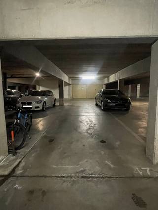 <p><strong>Ruime ondergrondse parkeerplaats te koop op toplocatie in centrum Genk (2 beschikbaar - naast elkaar)</strong></p>
<p>Bent u op zoek naar een vlot bereikbare en centraal gelegen parkeerplaats in Genk? Dan zijn deze twee ruime staanplaatsen, gelegen recht tegenover het station en het Carbon Hotel, precies wat u zoekt.<br /><br />De parkeerplaatsen liggen naast elkaar en kunnen zowel <strong>apart als samen </strong>worden aangekocht.</p>
<p><strong>Ligging:</strong><br />De parkeerplaats bevindt zich op een absolute toplocatie in het centrum van Genk. Dankzij de ligging tegenover het station en op wandelafstand van winkels, horeca en kantoren, geniet u van maximaal comfort en bereikbaarheid. Ideaal voor eigen gebruik of als investering in een gegeerde buurt.</p>
<p>De ondergrondse parking is bereikbaar via de doorgang onder het gebouw links naast het Carbon Hotel (Europalaan 38).</p>
<p><strong>De parkeerplaats:</strong><br />Deze staanplaats biedt uitzonderlijk veel ruimte met afmetingen van ca. <strong>4,8 m diep en 3,2 m breed</strong>, waardoor u comfortabel kan parkeren en eenvoudig kan in- en uitstappen.</p>
<p>Aan de voorzijde van de parkeerplaats bevinden zich twee palen, waardoor de effectieve breedte bij het inrijden <strong>2,9 m </strong>bedraagt (zie foto’s). Dit doet geen afbreuk aan het gebruiksgemak van de staanplaats.</p>
<p>Gelegen in een verzorgde en goed toegankelijke ondergrondse parking, wat zorgt voor een veilige en praktische parkeeroplossing.</p>