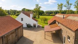  * Deze rustig gelegen en idyllische hoevewoning met bijgebouwen is gelegen in het pittoreske Moere/Gistel en heeft een absolute toplocatie. * Op...