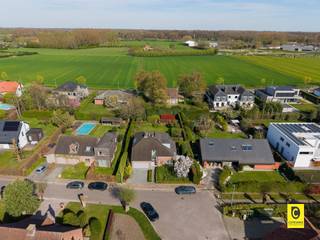 <p><span>Ruime instapklare villa in hartje Aartselaar.</span></p><p><span>Ontdek deze goed onderhouden villa op een perceel van 831 m², waar comfort en stijl perfect samenkomen. Met een bewoonbare oppervlakte van 312 m² (volgens EPC-attest) biedt deze woning met vier slaapkamers en een bureau volop ruimte om te wonen, werken en te ontspannen. </span></p><p><span>De locatie maakt de woning compleet vermits het dorp van Aartselaar op wandelafstand gelegen is en u tevens een zeer vlotte verbinding heeft  naar zowel de A 12 als naar de E 19.</span></p><p><span>Het kindvriendelijke karakter van deze wijk met gemeentelijke speeltuin en doodlopende straten biedt alvast een extra troef. Verschillende scholen bevinden zicht op een boogscheut van deze woning. </span></p><p><span>Indeling van deze lichtrijke villa:</span></p><p><span>Gelijkvloers</span><span><br />Bij binnenkomst valt meteen de ruime, lichtrijke leefruimte op. De woonkamer met open haard straalt warmte uit en gaat naadloos over in de eetkamer en de gesloten keuken. Dankzij de grote ramen geniet u van een prachtig uitzicht op de gezellige tuin en een overvloed aan natuurlijk licht. De volledig uitgeruste keuken beschikt over een microgolf en warmelucht oven,  koelkast, vaatwasmachine en dubbele spoelbak. Naast de keuken vindt u de praktische bijkeuken. Verder zijn er een berging,  dubbele garage, gasten toilet en een bureaukamer ideaal voor wie van thuis uit werkt.</span></p><p><span>Eerste verdieping</span><span><br />De eerste verdieping omvat vier slaapkamers waarvan de hoofdslaapkamer voorzien is van airconditioning. De ruime badkamer beschikt over een ligbad, dubbele lavabo en aparte douche. Deze badkamer kan opgedeeld worden in 2 afzonderlijke badkamers. </span></p><p><span>Tuin en oprit</span><span><br />De tuin nodigt u het hele jaar door uit om van het buitenleven te genieten. Bovendien biedt deze veel privacy." De oprit biedt plaats aan twee wagens.</span></p><p><span>Kelder:</span></p><p><span>De woning heeft een kelder en kruipkelder. </span></p><p><span>Locatie</span><span><br />Gelegen in een doodlopende straat , op wandelafstand van het centrum van Aartselaar. Ook de verbindingen naar de A12 en E19 zijn uitstekend.</span></p><p><span> </span></p><p><span>Renovaties in 2011</span></p><ul><li><span>Nieuw dak </span></li><li><span>Vernieuwde verwarmingsketel </span></li><li><span>De meeste ramen vernieuwd </span></li><li><span>Badkamer vernieuwd</span></li></ul><p><span>Extra voordelen</span></p><ul><li><span>Instapklare lichtrijke villa </span></li><li><span>Mooie, uitnodigende tuin met veel privacy.</span></li></ul><p><span> </span></p><ul><li><span>AAA-locatie in Aartselaar </span></li><li><span>4 slaapkamers + bureaukamer + 2 badkamers</span></li><li><span>Dubbele garage en ruime oprit </span></li><li><span>EPC: B </span></li><li><span>Betonconstructie </span></li><li><span>Bewoonbare oppervlakte van 312 m²  (volgens EPC-attest)</span></li><li><span>perceel oppervlakte van 831 m² </span></li></ul><p><span>Deze villa combineert ruimte, comfort en een toplocatie een unieke kans voor gezinnen die op zoek zijn naar een warme en lichtrijke thuisbasis in Aartselaar.</span></p><p><span> </span></p><p><span> </span></p>