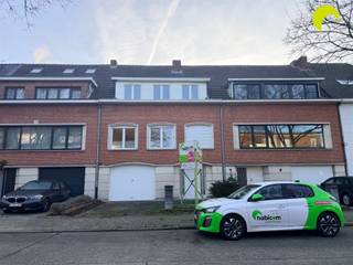 <p><span>In de aangename en autoluwe woonwijk Steenakker vinden we deze uiterst ruime, instapklare woning met 4 slaapkamers, inpandige garage en aangename tuin. De woning is rustig, doch centraal gelegen vlakbij zowel de belangrijkste winkelstraten van Mortsel als het prachtige Fort IV.</span></p><p><span> Ook scholen, openbaar vervoer (bus, tram en trein)en belangrijke invalswegen bevinden zich in directe nabijheid</span></p><p><span> </span></p><p><span>Indeling:</span></p><p><span>Bij het betreden van de woning komen we in de statige inkomhal op tegelvloer, met toegang tot de inpandige garage en de bovenste verdiepingen. De garage is langs weerszijden voorzien van bergkasten en ruim genoeg om zowel wagen als fietsen te stallen. Achteraan is er een praktische wasruimte met aansluiting voor wasmachine en droogkast en een bijhorende berging. Een buitendeur geeft uit op de mooie en verzorgde oost-tuin, waar het zalig zitten is! Eveneens op het gelijkvloers is er een 1ste, ruime slaapkamer aanwezig met zicht op de tuin. </span></p><p><span> </span></p><p><span>Als we de trap naar boven nemen komen we op eerste verdieping waar de L-vormige woonkamer, met een prachtige parketvloer, veel lichtinval geniet door de grote raampartijen aan zowel de voor- als achterzijde. Aansluitend op de woonkamer is er een uitgeruste keuken, voorzien van veel bergruimte en de nodige toestellen, waaronder oven, keramische kookplaat en dampkap (enkel een koelkast dient men zelf te voorzien). Zowel vanuit te keuken, als vanuit de woonkamer, heeft u toegang tot een ruim en overdekt terras.  Tot slot is er op deze etage een apart gastentoilet met handenwasser aanwezig. </span></p><p><span> </span></p><p><span>Op de tweede verdieping zijn er 3 ruime, volwaardige slaapkamers en een badkamer. De vernieuwde badkamer is uitgerust met een ligbad met douchemogelijkheid, een lavabomeubel en tweede toilet.<br />Er is ook een nog een kleine bergzolder aanwezig, welke via een luik te bereiken is.</span></p><p><span> </span></p><p><span>Pluspunten:</span></p><ul><li><span>Rustige, doch centrale locatie te Mortsel</span></li><li><span>4 volwaardige slaapkamers</span></li><li><span>Inpandige garage én oprit</span></li><li><span>Onderhoudsvriendelijke tuin</span></li></ul><p><span> </span></p><p><span> </span></p><p><span>Praktische informatie:</span></p><ul><li><span>Beschikbaar onmiddellijk</span></li><li><span>EPC: 370 kWh/m²</span></li><li><span>Plaatsbeschrijving € 350,-</span></li><li><span>Waarborg: 3 maanden</span></li></ul><p><span> </span></p><p><span>Voor meer info of een bezoek ter plaatse, bel ons op 03-449 42 41 of mail ons via hallo@habicom.be.</span></p><p><span> </span></p><p><span> </span></p><p><span> </span></p><p><span> </span></p><p><span> </span></p>