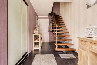 Deze verzorgde bel-etagewoning combineert comfort, ruimte en een praktische indeling op een uitstekende locatie.Op het gelijkvloers is een ruime...