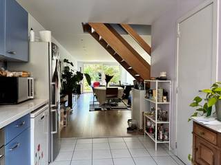 Op zoek naar een leuke woning met drie kamers en een tuin, gelegen in het centrum van Leuven? Interesse om samen te wonen met enkele van je vrienden? Dan is deze ruime woning, die plaats biedt voor 3 personen, een absolute must-see!<br /><br />U komt binnen via de inkomhal met apart gastentoilet. Deze geeft toegang tot de open keuken, die aansluit op de ruime leefruimte met plaats voor een eet- en zitplaats. Van hieruit heeft u toegang tot de aangename, onderhoudsvriendelijke stadstuin. Achteraan de tuin is er een ruime, polyvalente garage dat eventueel dienst kan doen als atelier, fitness, hobbyruimte.. <br />Op de <strong>eerste verdieping </strong>bevindt zich een ruime slaapkamer aan de achterzijde van de woning, de badkamer en een apart toilet. Op de <strong>tweede verdieping </strong>zijn er nog twee ruime slaapkamers.<br /><br />De huurprijs bedraagt € 1650 per maand, zonder gemeenschappelijke kosten. De nutsvoorzieningen zijn ten laste van de huurder. Met een EPC-label C blijft het energieverbruik van deze rijwoning beperkt.<br />De woning is beschikbaar vanaf 05/10/2026, voor minimum 3 jaar.<br /><br />Lijkt deze mooie authentieke woning met 3 slaapkamers en tuin ideaal voor jou en enkele van je vrienden? Maak nu een afspraak via onze online agenda om het appartement te bezichtigen.<br /><br />CO-HOUSING IN DEZE WONING IS TOEGESTAAN MAAR NIET VOOR STUDENTEN (TENZIJ ONDER VOLGENDE VOORWAARDEN):<br />https://www.leuven.be/co-housing-samenhuizen