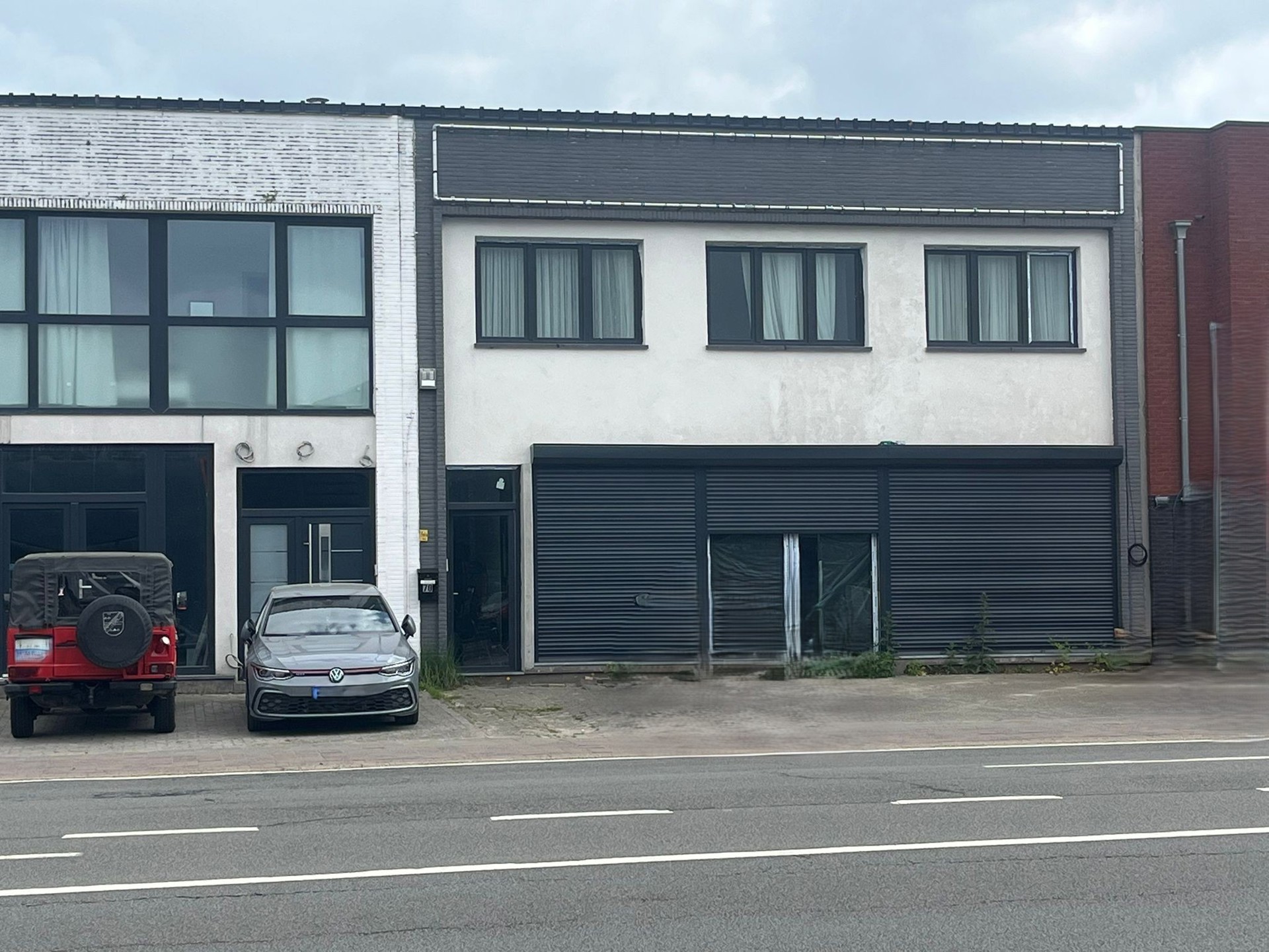 Commercieel pand op zichtlocatie op een drukke verbindingsweg tussen Wijnegem en Mortsel. - foto 1