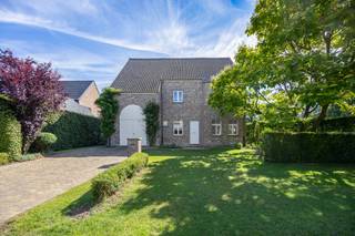 TE KOOP MET PRE-VIEW: enkel op afspraak.<br /><br />Prachtige, tijdloze villa op toplocatie in Zoersel, uiterst rustig gelegen op het einde van een mooie buurt en omringd door groen. Op een perceel van 1.737 m² geniet u hier van een schitterend aangelegde tuin met zwemvijver, buitendouche en charmante tuinberging.<br /><br /><strong>INDELING </strong><br /><br /><span>Gelijkvloers</span>:<br />U betreedt de woning via een ruime inkomhal met gastentoilet. Een stijlvolle smeedijzeren deur geeft toegang tot de lichtrijke leefruimte met zithoek en eetkamer. Aansluitend bevindt zich een gezellige TV-hoek met houtkachel en een grote, praktische bureau, ook bereikbaar via de inkomhal.<br />Vanuit de leefruimte komt u in de ruime keuken, die uitgeeft op een koele berging en de inpandige garage met extra toilet. De garage biedt ook toegang tot de zijtuin.<br /><br /><span>Eerste verdieping:</span><br />Via de royale nachthal met apart nachttoilet bereikt u drie grote slaapkamers en een comfortabele badkamer met ligbad, inloopdouche en dubbele wastafel. Daarnaast is er een zeer ruime wasplaats, die verder doorloopt in een eerste praktische berging.<br /><br /><span>Tweede verdieping:</span><br />De tweede verdieping is bereikbaar via een vaste trap. Hier vindt u een vierde, zeer ruime afgewerkte kamer. Daarnaast zijn er nog twee grote casco ruimtes die u volledig naar eigen wens kunt inrichten, bijvoorbeeld als extra slaapkamer met ensuite dressing, hobbyruimte of bureau.<br /><br /><span>Tuin:</span><br /><span>De tuin is een echte oase van rust: prachtig aangelegd, voorzien van een zwemvijver met warmtepomp, buitendouche, zonneterras, een charmante, functionele tuinberging en een aangeplante boomgaard in de achtertuin. De ligging op het einde van een rustige en mooie buurt, nabij de toegang van Zoerselbos, zorgt voor maximale privacy en een groen uitzicht.</span><br /><br /><strong>BIJZONDERHEDEN</strong><br /><br />+ Zeer ruime, tijdloze villa<br />+ <span>4 à 5 SLK, uitbreidbaar tot +6 SLK</span><br />+ Topligging nabij Zoerselbos<br />+ Parketvloer in de leefruimte<br />+ Houtkachel in de living / TV-hoek<br />+ Kruipruimte<br />+ Prachtig aangelegde tuin<br />+ meerdere terrassen<br />+ Zwemvijver met warmtepomp<br />+ Buitendouche<br />+ Charmante tuinberging<br />+ Gunstig EPC (label B)<br />+ Elektriciteit conform<br /><br />Deze woning combineert ruimte, rust, privacy én geniet van een droomtuin op een absolute toplocatie.<br /><br />Voor meer info of een bezoek ter plaatse kan u vrijblijvend contact opnemen met Kitty op 0485.916.417, 03.227.58.58 of kitty@reds.be.
