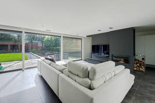 Sommige woningen zijn prachtig.<br /><br /><strong>Deze woning laat je dromen.</strong><br /><br />Je opent de gigantische schuiframen, schenkt een glas wijn in en kijkt uit over de <strong>moderne zwemvijver</strong>, terwijl de avondzon de tuin in een warme gloed zet. Onder de <strong>overdekte veranda met barbecuehoek</strong> geniet je met familie en vrienden van lange zomeravonden. Hier voelt thuiskomen elke dag als vakantie.<br /><br />Welkom in een exclusieve designwoning waar<strong> licht, ruimte en rust</strong> perfect samenkomen. De indrukwekkende leefruimte vormt samen met de <strong>luxueuze designkeuken</strong> het absolute hart van de woning. Koken, tafelen en ontspannen gebeuren hier met een fenomenaal uitzicht op de prachtig aangelegde tuin.<br /><br />Ook de rest van de woning straalt kwaliteit uit. Een stijlvolle badkamer met <strong>royale inloopdouche</strong> en <strong>vrijstaand ligbad</strong>, <strong>3 ruime slaapkamers</strong>, een praktische wasplaats, een <strong>garage</strong>, een <strong>extra autostaanplaats</strong> én een <strong>ruime zolder met vaste trap</strong>, klaar om ingericht te worden als extra slaapkamers, een master suite, bureau of hobbyruimte.<br /><br />De rustige, residentiële ligging combineert maximale privacy met een uitstekende bereikbaarheid. Winkels, scholen en belangrijke invalswegen bevinden zich op slechts enkele minuten. Bovendien geniet je van een <strong>energiezuinig EPC B</strong>, <strong>conforme elektriciteit</strong> en een <strong>asbestveilige woning</strong>.<br /><br /><strong>Hier koop je geen woning. Hier koop je de manier waarop je de komende twintig jaar wilt leven.<br /><br />Ik nodig je graag persoonlijk uit om deze uitzonderlijke woning te ontdekken. Bel Alexander van OC Vastgoed op 0476 62 30 37 en ervaar zelf waarom je op deze woning verliefd wordt vanaf het eerste uitzicht.</strong><br /><br />CV: aardgas <br />EPC: 183 kWh/m²jaar (B-label) – Bruto vloeroppervlakte: 325 m<sup>2</sup> volgens het EPC-attest (excl. kelder en garage) - Oppervlakte perceel: 625 m<sup>2</sup><br />Stedenbouwkundige inlichtingen: woongebied, bouwvergunning, geen verkavelingsvergunning, geen voorkooprecht, geen rechterlijke herstelmaatregel of bestuurlijke maatregel opgelegd.<br />Geen overstromingsgevoelig gebied: P-score: A, G-score: A.<br />Geen renovatieverplichting.