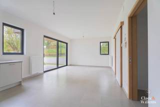 Dit verzorgd éénslaapkamerappartement is een ideale keuze voor starters of wie comfortabel en rustig wil wonen op latere leeftijd. Het bevindt zich in een modern en energiezuinig gebouw en beschikt over een open en luchtige leefruimte met geïntegreerde keuken. Dankzij de grote raampartijen baadt de ruimte in natuurlijk licht, wat bijdraagt aan een aangenaam woongevoel.
De slaapkamer van 13 m² biedt voldoende plaats voor een dubbel bed en een kleerkast. De badkamer is uitgerust met een douche en werd praktisch ingedeeld. Daarnaast beschikt het appartement over een zonnig terras, perfect om even tot rust te komen of gezellig buiten te zitten.