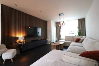 Bent u opzoek naar een ruime én instapklare gezinswoning met drie slaapkamers én een gezellige tuin, in het centrum van Temse? <br />Lees en kijk dan snel even verder!<br /><br />Deze woning is ideaal gelegen, in het centrum van Temse. Scholen, winkels en het openbaar vervoer zijn vlakbij. Deze woning heeft een poortje aan de zijkant zodat u gemakkelijk met de fiets, de achterliggende tuin kan bereiken. Deze tuin is ideaal voor een gezin met (kind)eren, tevens is er een tuinhuis aanwezig. Deze woning heeft een EPC-waarde met label C. <br /><br />Indeling:<br />Inkomhal met rechtstreeks toegang tot de lichtrijke leefruimte met open keuken. De keuken is geïnstalleerd met kasten en toestellen. Berging/wasplaats met aansluiting voor het wasmachine en de droogkast (incl. aparte toilet én enorm veel opbergruimte) met rechtstreeks toegang tot de gezellige tuin achteraan (mét tuinhuis). Op de eerste verdieping zijn er twee (ruime) slaapkamers aanwezig met een aparte toilet én een praktische badkamer met inloopdouche, ligbad én dubbel lavabomeubel. Op de tweede verdieping (zolderverdieping) met vaste trap én ramen, bevindt zich de master bedroom. <br /><br />Deze ideale gezinswoning is vrij vanaf 1 augustus 2026.