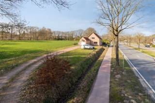 <p>Deze verzorgde en <strong>instapklare woning</strong> bevindt zich in een <strong>landelijke omgeving</strong>, waar u dagelijks kan genieten van groen en open ruimte. Bij het betreden van de woning komt u in een ruime inkomhal met apart gastentoilet. Verder doorlopend bereikt u de <strong>lichtrijke leefruimte</strong> met een gezellige zit- en eethoek, waar de grote raampartijen zorgen voor een aangename lichtinval en een mooi zicht op de westelijk gerichte tuin met vrij uitzicht. Aansluitend bevindt zich de keuken, die beschikt over voldoende werk- en bergruimte. Naast de keuken bevindt zich een praktische berging met aansluiting voor was- en droogmachine. Vanuit de leefruimte heeft u bovendien nog toegang tot een tussenhal die leidt tot de ruime inpandige garage en toegang tot de tuin biedt.</p><p>Op de eerste verdieping bevindt zich de zeer <strong>royale master bedroom</strong> met aansluitende dressing. Daarnaast zijn er <strong>nog twee volwaardige slaapkamers </strong>aanwezig. De badkamer is ingericht met een douche, ligbad en lavabomeubel. Verder is er op deze verdieping nog een apart toilet voorzien.</p><p>Extra: <br />- EPC: 176 kWh/m² (B-score -> GEEN renovatieverplichting), Arei = conform.<br />- Niet gelegen in mogelijks of overstromingsgevoelig gebied, niet gelegen in afgebakend overstromingsgebied of afgebakende oeverzone, niet gelegen in risicozone overstromingen.<br />- Agrarisch gebied, Vg, Gmo, Gvkr, Gvv.</p><p>Voor meer info ga naar www.coenenvastgoed.be of bel 03/375.82.92. </p>