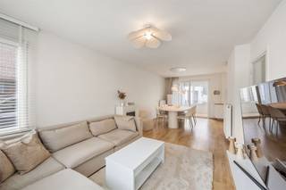 <p>Instapklare woning met 3 slaapkamers op een TOPlocatie te Schoten! Indeling: Deze verzorgde woning verwelkomt u via een ruime inkomhal met apart gastentoilet en biedt directe toegang tot zowel de kelder als de <strong>lichtrijke leefruimte</strong>. De gezellige leefruimte sluit naadloos aan op een <strong>open keuken, die volledig is uitgerust</strong> met alle hedendaagse comfort, waaronder een vaatwasser, oven, dampkap, koelkast en tal van ingemaakte kasten. Aansluitend bevindt zich een aangename, lichtrijke veranda met praktische voorzieningen zoals een ingebouwde kast met aansluiting voor wasmachine/droogkast. Op de eerste verdieping treft u <strong>twee volwaardige, ruime slaapkamers</strong>. Daarnaast zijn er <strong>twee badkamers</strong>: één met douche en dubbele lavabo, en een tweede badkamer uitgerust met een ligbad en een extra toilet. De <strong>zolderverdieping</strong> is volledig ingericht als dressing, maar kan perfect dienst doen als <strong>master bedroom</strong>. Achteraan de woning bevindt zich een <strong>westgericht tuin</strong>, ideaal om te genieten van de namiddag- en avondzon. Deze geeft toegang tot de <strong>ruime garage</strong> van maar liefst 45 m², die eveneens voorzien is van aansluitingen voor wasmachine en droogkast en over veel bergruimte beschikt. Deze ruimte is bovendien perfect geschikt voor een bijberoep of als extra opslagplaats.<br /><br />Extra: <br />- EPC-klasse D (358 kWh -> GEEN renovatieverplichting!) <br />- Watertoets: perceelscore A, gebouwscore A. <br />- Woongebied, VKr, Gmo, Vg, Gvv, maatregelenregister in aanvraag. <br /><br />Nabij school, winkels, autosnelweg, openbaar vervoer, etc. Voor meer info ga naar www.coenenvastgoed.be of bel 03/375.82.92</p>