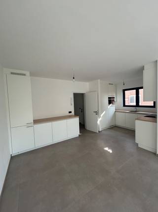 Instap klaar appartement met twee slaapkamers en garagebox en tuin in Brasschaat.Dit recent vernieuwde appartement, in een kleinschalig gebouw...
