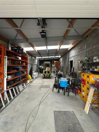 Te huur - loods van 100m² te Hamme Bent u als ondernemer op zoek naar een loods met uitstekende bereikbaarheid, verzorgde uitstraling en moderne...