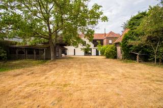 Deerlijk: Ruime woning in het rustige Sint-Lodewijk!Deze woning, gelegen in een rustige straat biedt een mooie kans voor mensen die een grote te...
