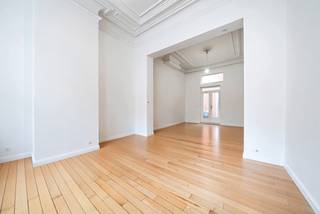 <p>Info en bezoeken - 02 315 51 71</p>
<p>We Invest stelt met plezier dit ruime <strong>triplex van ongeveer 130 m²</strong> voor, ideaal gelegen in de Mérodestraat in <span><span>Sint-Gillis</span></span>. Het pand beschikt over <strong>3 slaapkamers</strong> en geniet bovendien van een <strong>aangename buitenruimte van ongeveer 13 m²</strong>, ideaal om van zonnige dagen te genieten. Het appartement is <strong>stedenbouwkundig geregistreerd als triplex</strong>, hoewel het momenteel is ingericht als twee appartementen, wat tal van mogelijkheden biedt en een interessant potentieel vormt voor zowel eigen bewoning als investering.</p>
<p>Gelegen in een <strong>kleine mede-eigendom met lage gemeenschappelijke kosten</strong>, bevindt het pand zich in een van de meest <strong>levendige en gegeerde wijken</strong> van <span><span>Sint-Gillis</span></span>. U geniet van de onmiddellijke nabijheid van winkels, restaurants, cafés, openbaar vervoer en alle voorzieningen, met een vlotte verbinding naar het centrum van <span><span>Brussel</span></span>. Een zeldzame opportuniteit die <strong>ruimte, potentieel en een topligging</strong> combineert.</p>
<p>Stedenbouwkundige inlichtingen in aanvraag.</p>