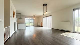 Recente halfopen woning met 3 slaapkamers, veranda, zonnepanelen en ruime tuin!<br /><br />Bent u op zoek naar een instapklare gezinswoning met een gunstige ligging en moderne voorzieningen? Dan is deze mooie halfopen woning aan de Kanaalweg 53A in Tessenderlo zeker een bezoek waard.<br /><br />Deze woning, gebouwd in 2011, is gelegen op een perceel van 570 m² en beschikt over een bewoonbare oppervlakte van ongeveer 135 m². Dankzij de doordachte indeling, ruime tuin en energiezuinige voorzieningen biedt deze woning alle comfort voor hedendaags wonen.<br /><br />Bij het binnenkomen wordt u verwelkomd in de inkomhal met gastentoilet. Aan de rechterzijde bevindt zich de lichtrijke leefruimte met open keuken, die een aangename verbinding vormt tussen koken, eten en ontspannen. De keuken is uitgerust met kwalitatieve Siemens-toestellen en biedt alle nodige comfort voor de kookliefhebber. Aansluitend bevindt zich een ruime berging, ideaal als voorraad- en wasruimte.<br /><br />Via het schuifraam in de eetruimte bereikt u de gezellige veranda, die uitkijkt op de grote tuin en zorgt voor extra leefruimte gedurende het hele jaar.<br /><br />Op de eerste verdieping bevinden zich drie volwaardige slaapkamers en een moderne badkamer!<br /><br />Een bijkomende troef is de zolderverdieping, bereikbaar via een zoldertrap. Deze ruimte biedt nog tal van mogelijkheden en kan verder ingericht worden als hobbyruimte, speelkamer of extra opslagruimte.<br /><br />Pluspunten:<br />- Toplocatie;<br />- Grondoppervlakte 570m²;<br />- Veranda met zicht op de tuin;<br />- Grote, onderhoudsvriendelijke tuin<br />- 15 zonnepanelen;<br />- Ventilatiesysteem;<br />- Keukentoestellen van Siemens;<br />- Zolderverdieping met uitbreidingsmogelijkheden!<br />- Vlotte verbinding naar de E313.<br /><br />Dankzij de combinatie van een rustige ligging, een uitstekende bereikbaarheid en moderne energiezuinige voorzieningen vormt deze woning een ideale thuis voor gezinnen, koppels of iedereen die op zoek is naar comfortabel wonen in Tessenderlo.<br /><br />Maatregelen opgenomen in het Maatregelenregister: nee<br /><br />Voor een bezichtiging ter plaatse of meer info, bel ons op 078/78.78.70, of kom gewoon binnen op ons kantoor, steeds welkom!